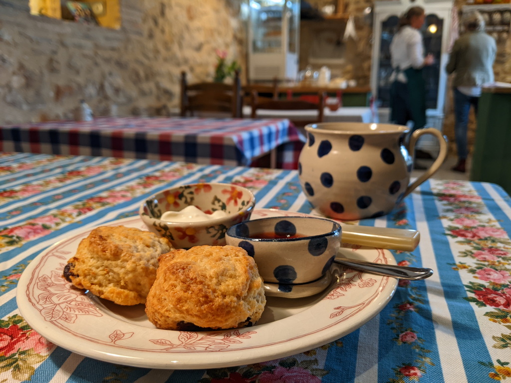 Scones, crème, confiture, thé